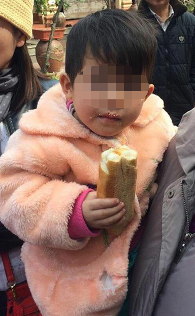 Bé gái 2 tuổi bị bỏ rơi trước cửa chùa giữa trời giá lạnh - 1