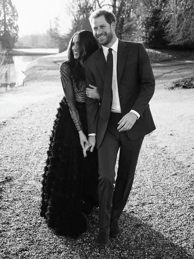 Hôn thê Hoàng tử Anh diện váy đính hôn 1,7 tỷ đồng - 1