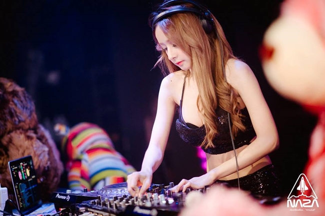 Cô được báo Trung tung hô là DJ có vẻ đẹp thiên thần số 1 châu Á.