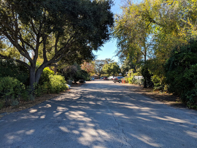 "Ngôi nhà Facebook",  nơi Mark Zuckerberg và các cộng sự sống vào mùa hè năm 2004, nằm tại khu dân cư yên tĩnh và nhiều cây xanh ở Palo Alto, bang California, Mỹ.