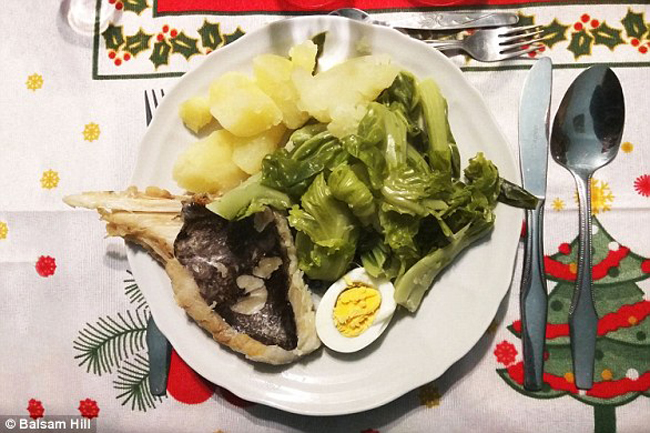 2.Bồ Đào Nha: Món chính thường là cá tuyết ăn cùng với trứng, khoai tây và rau xanh. Sau đó, mọi người sẽ được ăn bánh xốp truyền thống, trái cây, phô mát kèm theo một chút rượu vang.