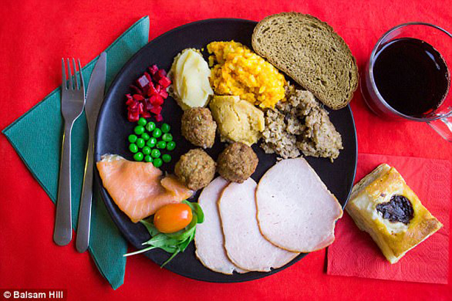 13.Phần Lan: Người dân Phần Lan ăn bữa ăn Giáng sinh khá phong phú với bánh mì, khoai tây nghiền, salad rosolli (gồm củ cải đường, cà rốt, táo và khoai tây trộn kem), cá hồi muối, đậu Hà Lan.