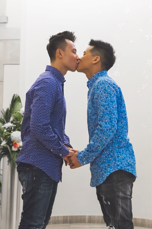 Nụ hôn John Huy Trần và bạn trai Nhiệm Huỳnh đốn tim cộng đồng LGBT - 1