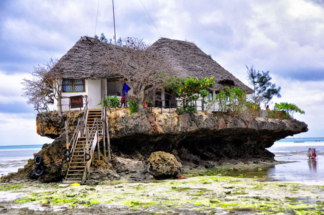 Nhà hàng Rock, Zanzibar: Nhà hàng cực kỳ ấn tượng nằm trên một tảng đá, trên bãi biển Michanwi Pingwe tại Zanzibar, Rock Restaurant cung cấp các món ăn ngon nhất và được ngắm nhìn những phong cảnh quyến rũ nhất.