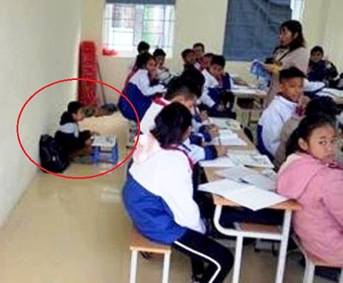 Một học sinh bị cô giáo phạt ngồi dưới sàn học bài vì quên khăn quàng đỏ - 1