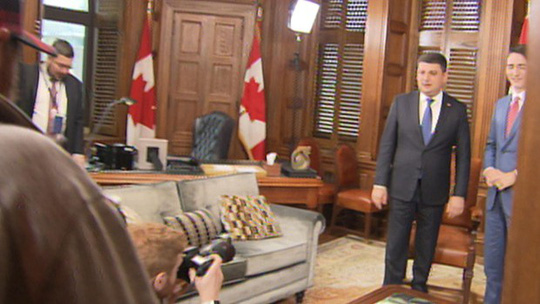 Ukraine "tá hỏa" vì phiên dịch viên chính phủ là gián điệp Nga - 2