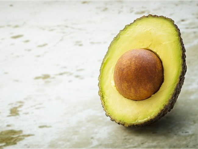 5. Bơ chứa nhiều axit béo đơn monounsaturated có khả năng làm giảm nồng độ cholesterol xấu trong máu, giúp giảm đáng kể nguy cơ mắc các bệnh tim mạch. Một nghiên cứu mới đây đã phát hiện ra rằng, trong bơ có chứa một hợp chất có khả năng phá hủy các tế bào ung thư mới xuất phát từ bệnh bạch cầu tủy xương cấp tính, một loại ung thư máu chủ yếu gây ra ở người trên 65 tuổi.