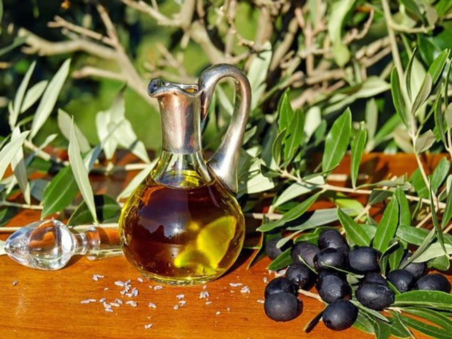 3. Dầu oliu ép lạnh có hàm lượng chất polyphenol, các axit béo bão hòa đặc biệt tốt cho sức khỏe của tim mạch và não bộ. Các nghiên cứu đã chỉ ra rằng, sử dụng dầu oliu để nấu ăn hằng ngày có thể giảm nguy cơ mắc bệnh Alzheimer một đáng ngạc nhiên.