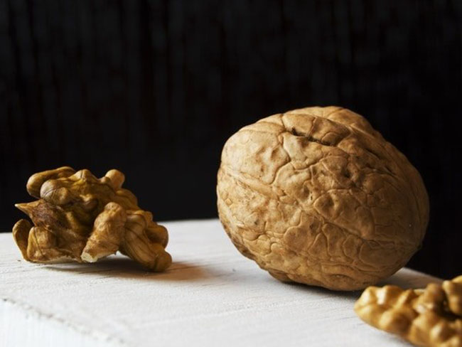 4. Hạt óc chó rất giàu axit béo Omega-3 và DHA, vì vậy chúng vô cùng hữu ích cho sức khỏe của não bộ. Các nghiên cứu đã chỉ ra rằng, phụ nữ mang thai ăn vài hạt óc chó mỗi ngày trong thai kỳ sẽ giúp con thông minh hơn. Nhiều kết quả nghiên cứu khác cũng cho thấy, ăn loại hạt này hằng ngày giúp ngăn ngừa bệnh sa sút trí tuệ và bệnh Alzheimer.