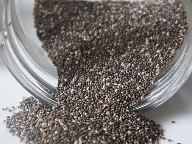 6. Hạt chia có rất nhiều khoáng chất cần thiết, chứa gần 11g chất xơ chỉ trong 2 thìa canh giúp bảo vệ bạn khỏi nguy cơ mắc các bệnh tim mạch và tiểu đường. Vì vậy, ăn sữa chua có trộn hạt chia hằng ngày là bí quyết giúp tăng cường sức khỏe và tuổi thọ tuyệt vời.