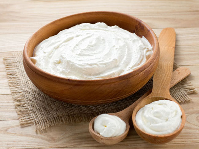 10. Sữa chua: vi khuẩn loctobacilli và probiotic trong sữa chua giúp tiêu diệt vi khuẩn có hại và ngăn ngừa các vấn đề tiêu hóa như tiêu chảy, đầy hơi, khó tiêu. Không chỉ vậy, loại thực phẩm này còn có tác dụng như 1 nhà máy sản xuất vitamin B12 cực hiệu quả.