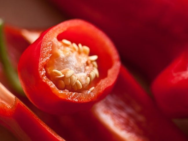 11. Ớt có chứa hàm lượng carotenoid và vitamin C cao, giúp cải thiện khả năng miễn dịch, thị lực cũng như thúc đẩy quá trình trao đổi chất, đốt cháy lượng chất béo dư thừa trong cơ thể.