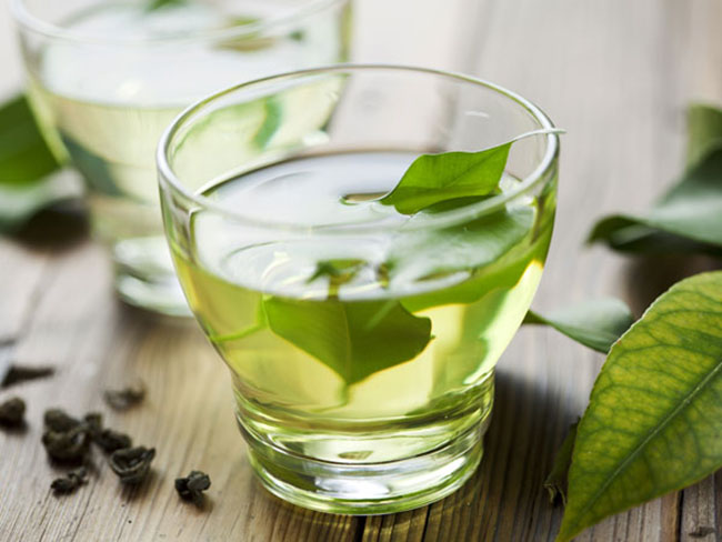 15. Trà xanh chứa nhiều chất polyphenol và catechins có tác dụng chống viêm và chống oxy hóa mạnh mẽ. Đó là lý do vì sao những người thường xuyên uống trà xanh trông trẻ trung hơn, ít khi bị bệnh.
