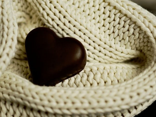 17. Sô cô la đen có hàm lượng cacao lên đến 75%, được chứng minh là tốt hơn nhiều so với sô cô la sữa. Loại thực phẩm này đặc biệt tốt cho việc cải thiện sức khỏe của tim, tăng cường trí nhớ, cải thiện tâm trạng và tiêu diệt các gốc tự do gây bệnh trong cơ thể.