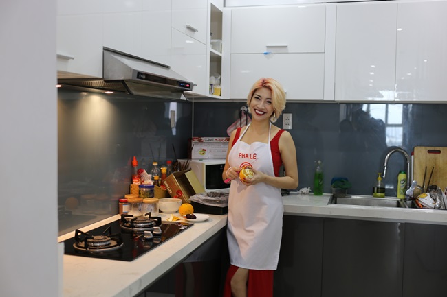 Gian bếp vô cùng gọn gàng của Pha Lê cũng là nơi cô tự tay nấu những bữa ăn hàng ngày. Nữ ca sĩ tranh thủ khoe chiếc tạp dề mà cô có được khi tham gia chương trình "Vua đầu bếp".
