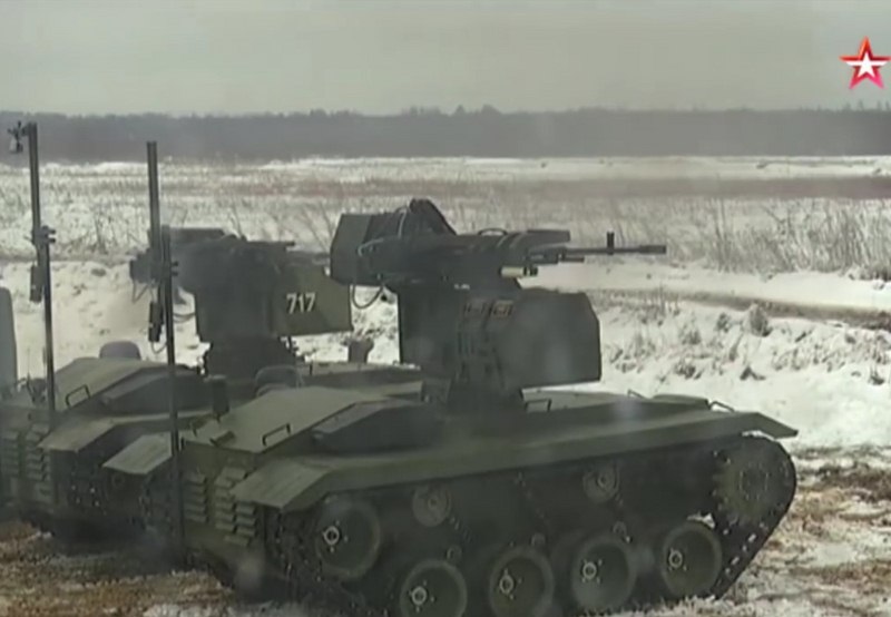 Xe tăng robot Nga khoe khả năng diệt xe bom tự sát - 1