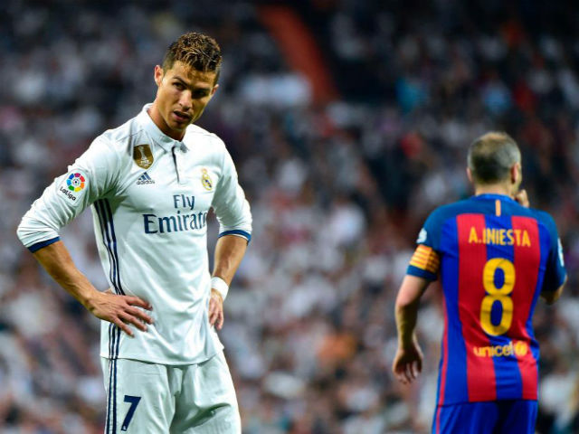 Messi sút bóng ”vỡ mặt” Ronaldo: Khôn khéo ”dập lửa”, CR7 nuốt hận