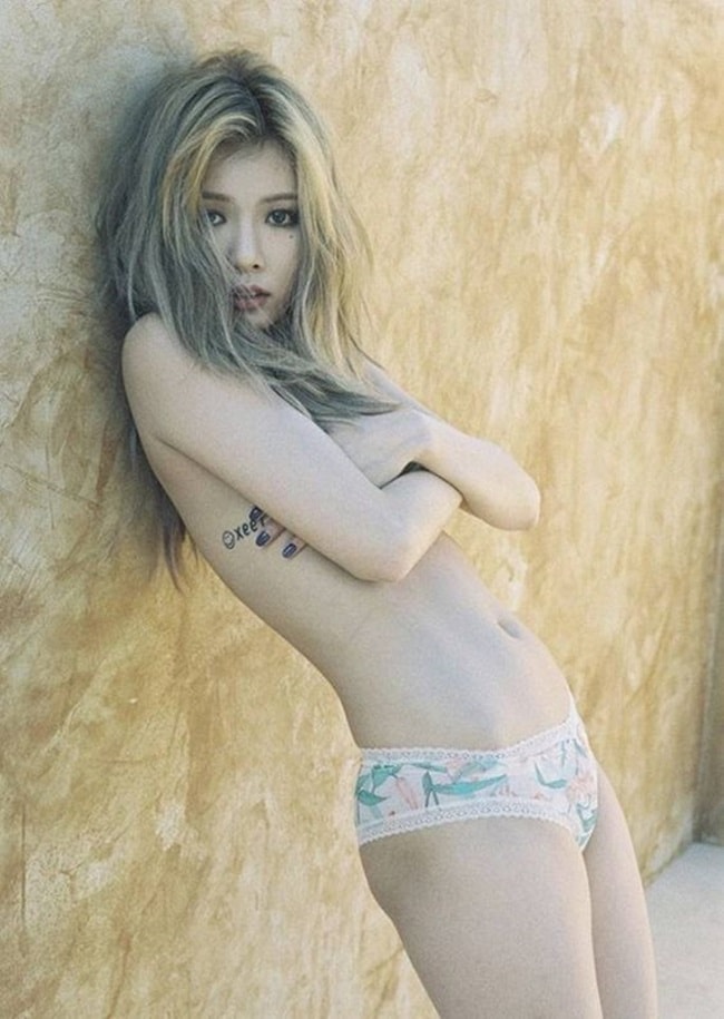 "Quả bom sexy" HyunA là một trong những nữ thần tượng K-pop sở hữu nhiều hình xăm nhất. Một trong những hình xăm gợi cảm của cô nằm ở vị trí xương sườn.