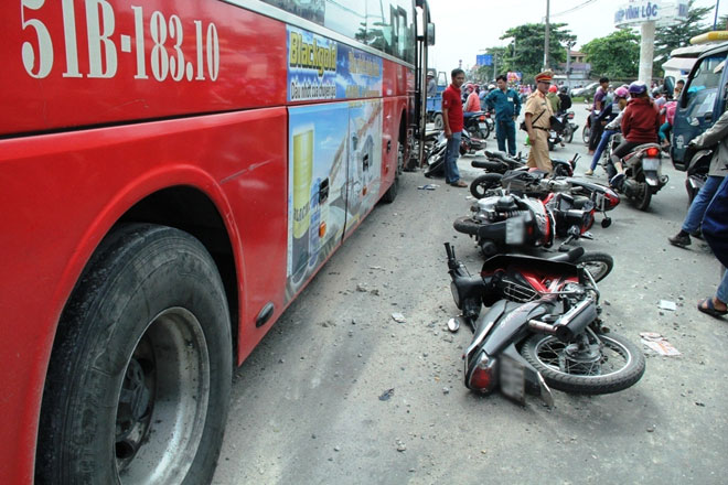 Xe khách “đại náo” tại đèn đỏ, người và xe máy văng tứ tung - 3