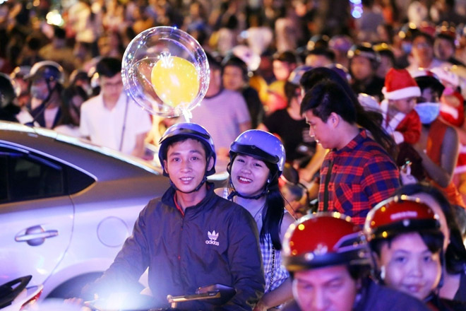 Dân ùn ùn xuống đường đêm Noel, trung tâm SG “tê liệt” - 9