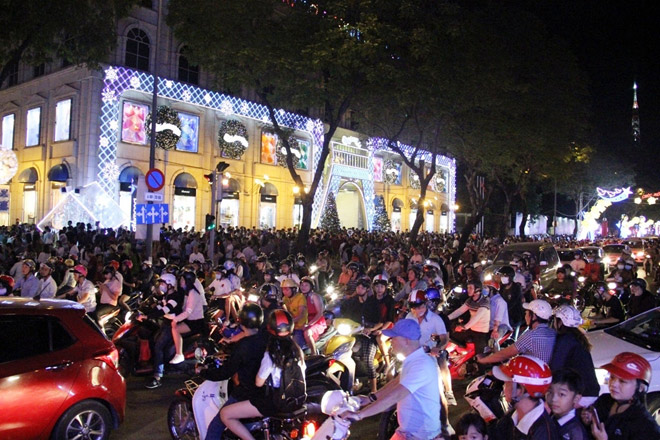 Dân ùn ùn xuống đường đêm Noel, trung tâm SG “tê liệt” - 5