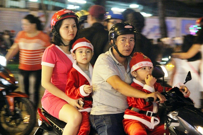 Dân ùn ùn xuống đường đêm Noel, trung tâm SG “tê liệt” - 4