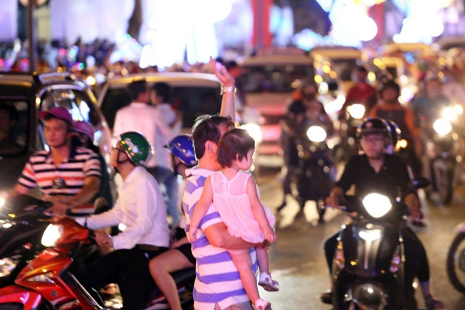 Dân ùn ùn xuống đường đêm Noel, trung tâm SG “tê liệt” - 8