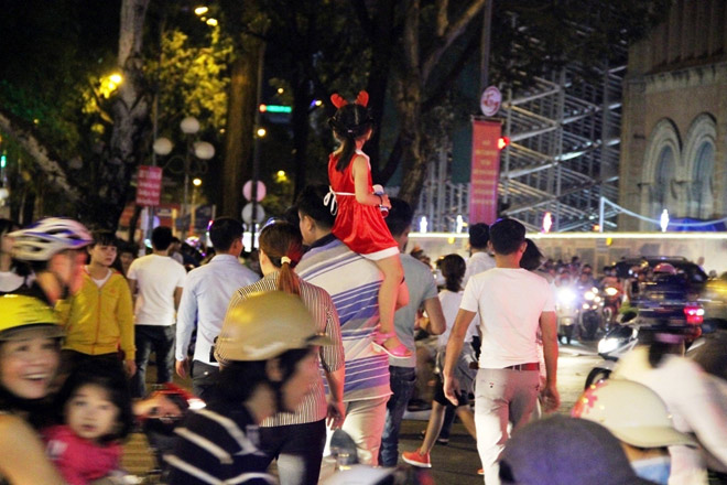Dân ùn ùn xuống đường đêm Noel, trung tâm SG “tê liệt” - 7