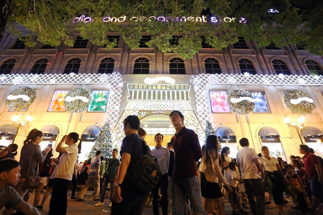 Dân ùn ùn xuống đường đêm Noel, trung tâm SG “tê liệt” - 10