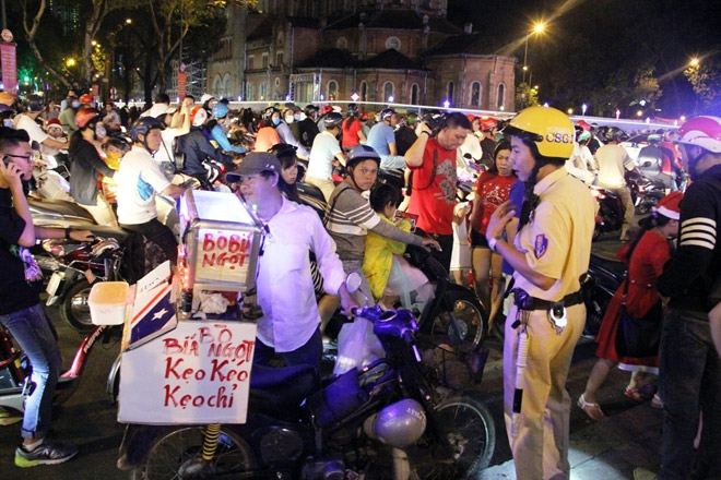 Dân ùn ùn xuống đường đêm Noel, trung tâm SG “tê liệt” - 6