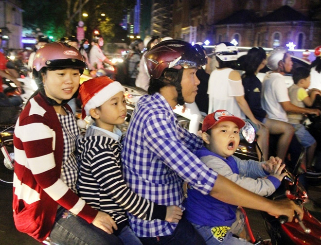 Dân ùn ùn xuống đường đêm Noel, trung tâm SG “tê liệt” - 3