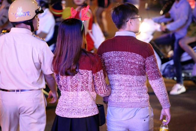 Dân ùn ùn xuống đường đêm Noel, trung tâm SG “tê liệt” - 14