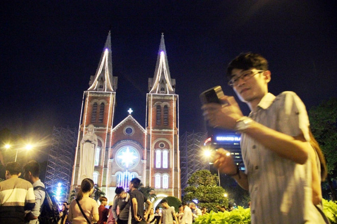 Dân ùn ùn xuống đường đêm Noel, trung tâm SG “tê liệt” - 13