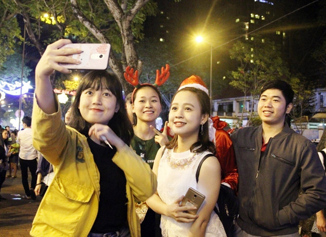 Dân ùn ùn xuống đường đêm Noel, trung tâm SG “tê liệt” - 12