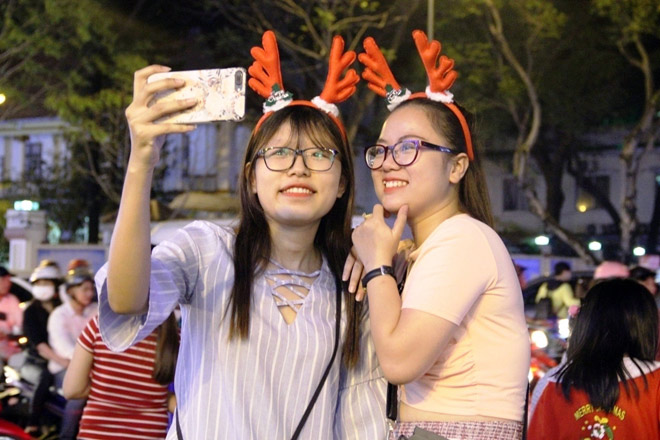 Dân ùn ùn xuống đường đêm Noel, trung tâm SG “tê liệt” - 11