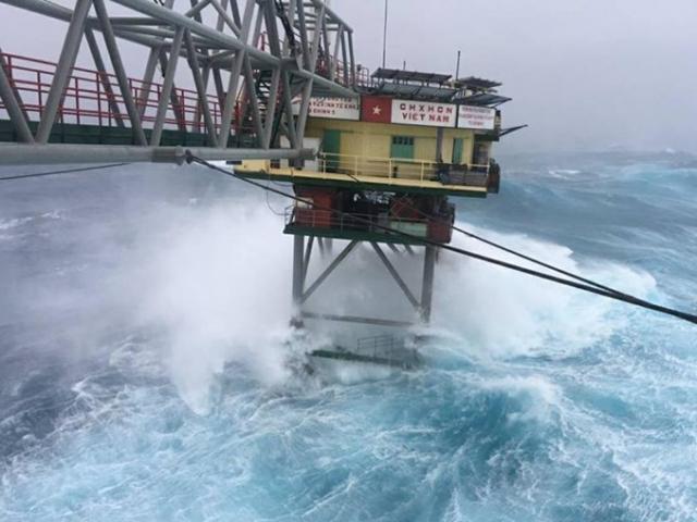 Chùm ảnh: Nhà giàn DK1 hiên ngang trước bão Tembin