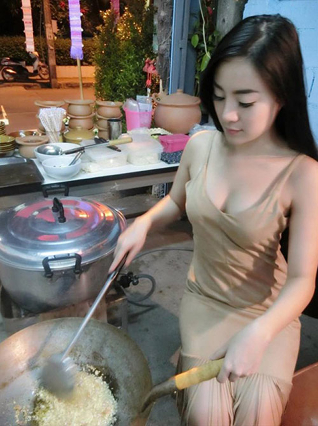 Rot Jib (Thái Lan) nổi tiếng sớm hơn so với hai "hot girl bán thịt lợn" kể trên. 