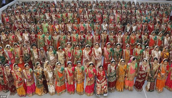 Tỉ phú kim cương Ấn Độ làm đám cưới cho 250 cô dâu - 1
