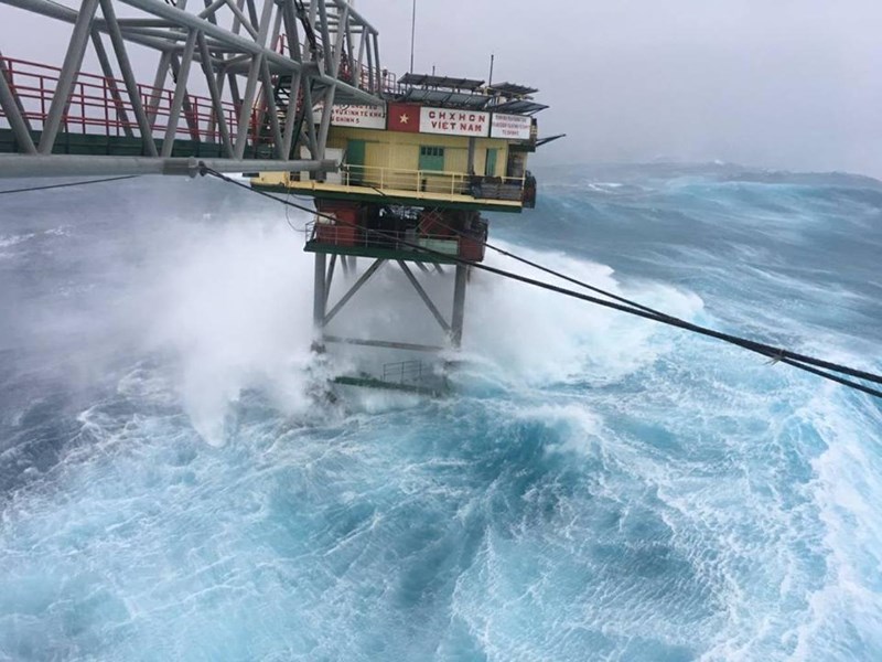 Chùm ảnh: Nhà giàn DK1 hiên ngang trước bão Tembin - 1