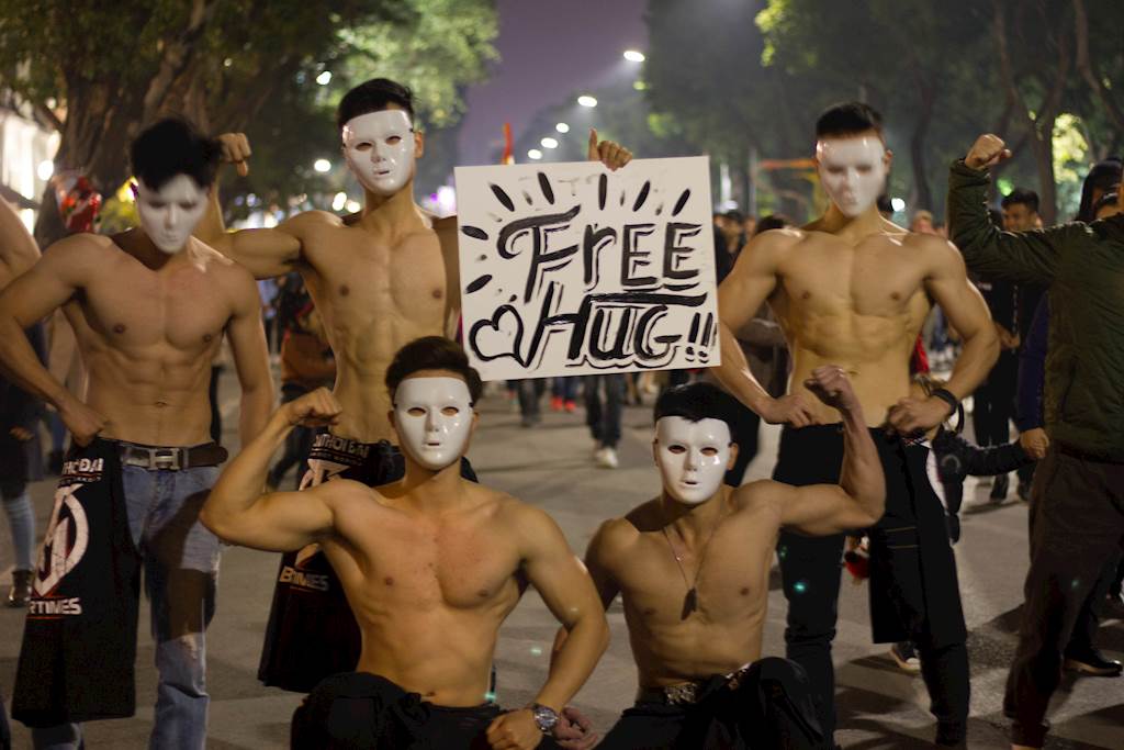 Trai đẹp 6 múi "ôm miễn phí" náo loạn phố đi bộ Hồ Gươm - 3