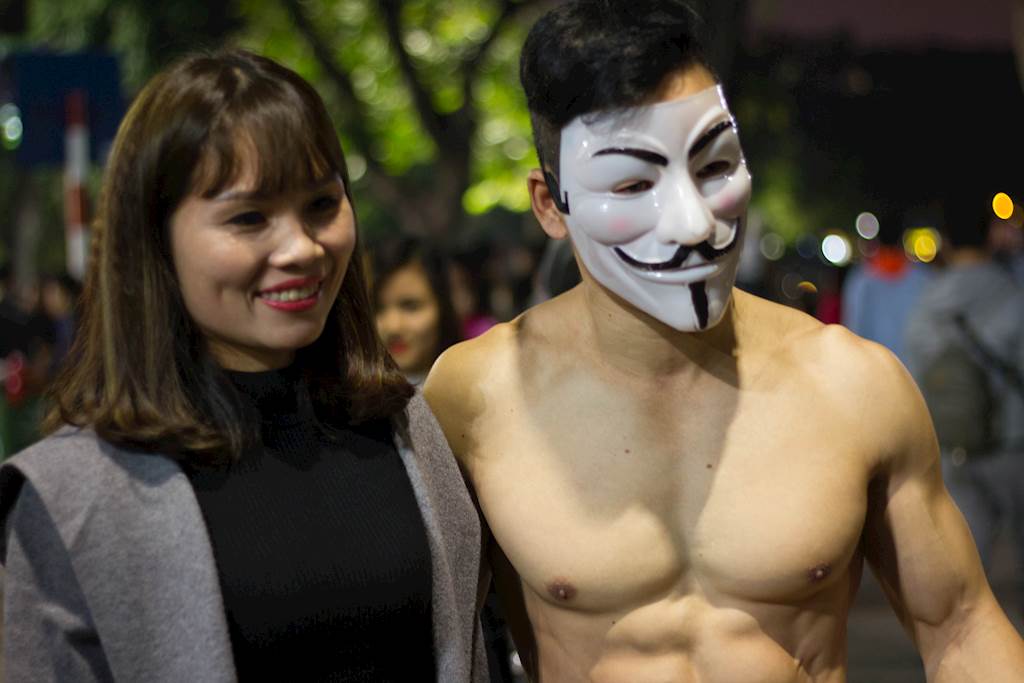 Trai đẹp 6 múi "ôm miễn phí" náo loạn phố đi bộ Hồ Gươm - 6