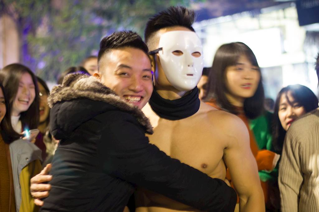 Trai đẹp 6 múi "ôm miễn phí" náo loạn phố đi bộ Hồ Gươm - 4