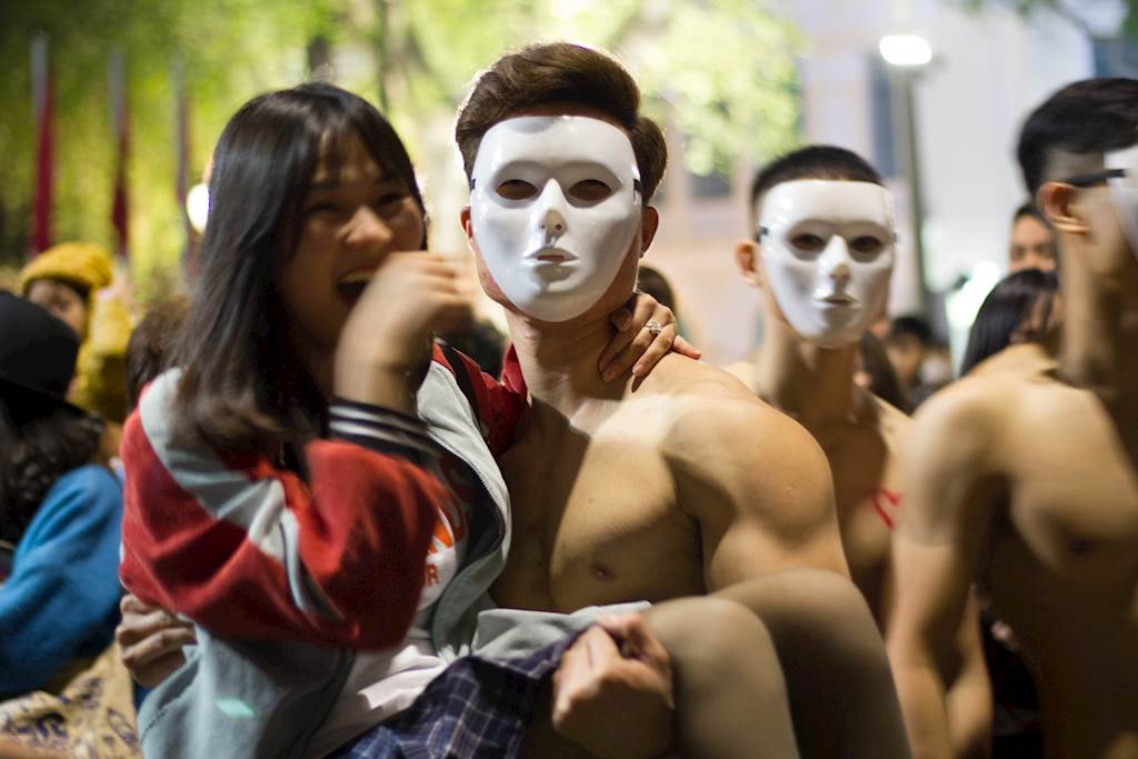 Trai đẹp 6 múi "ôm miễn phí" náo loạn phố đi bộ Hồ Gươm - 2