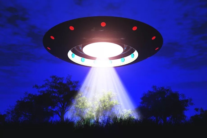 Ông trùm phim kinh dị thừa nhận đã từng tiếp xúc với UFO - 1