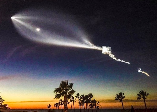 Elon Musk &#34;đùa như thật&#34; về chùm sáng tựa UFO trên bầu trời đêm - 1