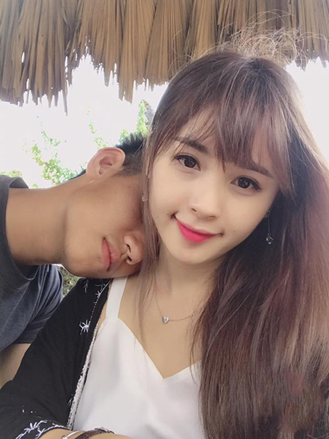 Tháng 8/2017 vừa qua, "hot boy làng bóng Việt" khiến fan girl tiếc ngẩn ngơ khi công khai bạn gái. Và danh tính của cô gái này khiến nhiều người bất ngờ. 