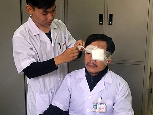 Bác sĩ bị người nhà bệnh nhân đánh gãy mũi lúc đang cấp cứu - 1