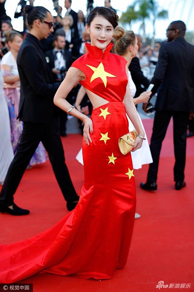 Diện đầm in hình lá cờ Trung Quốc lên thảm đỏ Cannes 2017, cô gái trẻ bị chỉ trích kịch liệt. Sau đó, người đẹp này phải lên tiếng xin lỗi khán giả nước nhà.