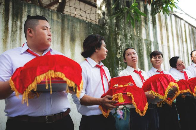 Dàn bê tráp "lạ" với đồng phục học sinh ở TPHCM gây bão - 2