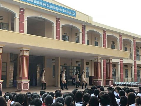 THPT Bất Bạt (Hà Nội) bị dư luận “ném đá” vì màn nhảy quá... sexy - 1